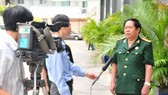 Sư đoàn trưởng Bùi Đức Trần (mặc quân phục) trong một lần gặp gỡ báo chí. Ảnh: NGUYỄN ĐỒNG BẰNG