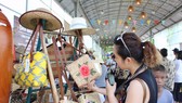 Người tiêu dùng chọn mua sản phẩm được làm từ lục bình tại một ngày hội tổ chức ở TPHCM. Ảnh: THI HỒNG