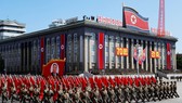 Xe hoa mang chân dung người sáng lập CHDCND Triều Tiên Kim Nhật Thành. REUTERS