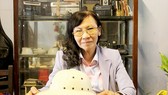 Bà Trần Thị Triệu với chiếc nón cối của cha năm xưa đang được lưu giữ tại căn nhà số 113A Đặng Dung, quận 1
