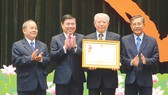 Chủ tịch UBND TPHCM Nguyễn Thành Phong trao Huân chương Lao động hạng nhất của Chủ tịch nước cho Hội Bảo trợ bệnh nhân nghèo TP