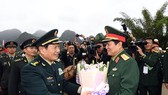 Thượng tướng Ngụy Phượng Hòa đón Đại tướng Ngô Xuân Lịch. Ảnh: QĐND