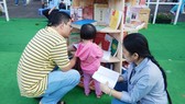 Hai vợ chồng luôn chia sẻ trong mọi việc, cùng chăm lo con cái để gia đình hạnh phúc