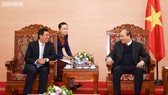Thủ tướng Nguyễn Xuân Phúc tiếp Thống đốc Ngân hàng CHDCND Lào Sonexay Sitphayxay. Ảnh: VGP