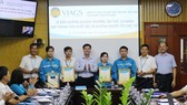 Tuyên dương cán bộ, nhân viên trả lại tài sản cho hành khách. Ảnh: Báo Lao Động