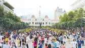 Người dân vui chơi ở phố đi bộ Nguyễn Huệ. Ảnh: VIỆT DŨNG