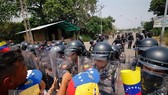 Cảnh sát Venezuela ngăn chặn những người biểu tình quá khích tại khu vực biên giới giữa Venezuela và Colombia ngày 23-2.