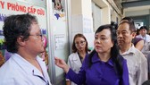 Bộ trưởng Bộ Y tế Nguyễn Thị Kim Tiến tại Bệnh viện Nhi đồng 1. Ảnh: HOÀNG HÙNG