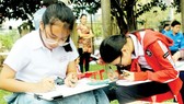Học sinh Bình Định vẽ tranh hưởng ứng Ngày thế giới nâng cao nhận thức và phòng chống bom mìn