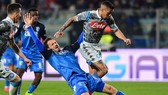 Napoli (áo xám) trong cuộc đối đầu với chủ nhà Empoli.