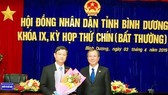 Bí thư Tỉnh ủy Bình Dương Trần Văn Nam chúc mừng tân Chủ tịch HĐND tỉnh Bình Dương Võ Văn Minh