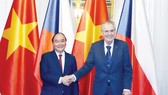 Thủ tướng Nguyễn Xuân Phúc hội kiến Tổng thống CH Czech Milos Zeman. Ảnh: TTXVN
