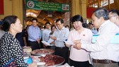Kiểm tra ATTP tại chợ Bến Thành. Ảnh: HOÀNG HÙNG
