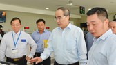 Bí thư Thành ủy TPHCM Nguyễn Thiện Nhân tìm hiểu hoạt động cải cách hành chính tại UBND quận 12. Ảnh: VIỆT DŨNG