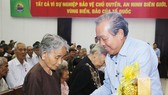 Phó Thủ tướng Thường trực Chính phủ Trương Hòa Bình tặng quà cho các Mẹ Việt Nam anh hùng tại tỉnh Bến Tre. Ảnh: VGP