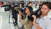 Phóng viên tác nghiệp. Ảnh: VIỆT DŨNG