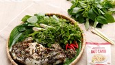 Thành phẩm Pa pỉnh tộp cùng các loại rau thơm ăn kèm bày trên tàu lá chuối giữ lại nét dân dã cho món ăn.