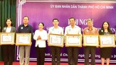 Đồng chí Võ Thị Dung, Phó Bí thư Thành ủy TPHCM, trao Bằng khen tới các tập thể, cá nhân thực hiện tốt chương trình Giảm nghèo bền vững TPHCM
