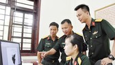 Thượng tá Nguyễn Văn Hùng (thứ 2 từ trái sang) và các cán bộ Phòng Khoa học Quân sự Bộ Tham mưu Quân khu 7 kiểm tra các sáng kiến đăng ký dự thi
