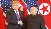 Tổng thống Donald Trump và Chủ tịch Kim Jong-un bắt tay tại Hà Nội ở Hội nghị Thượng đỉnh Mỹ - Triều Tiên lần 2.