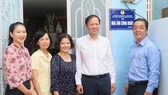 Công nhân lao động có hoàn cảnh khó khăn được nhận mái ấm công đoàn. Ảnh: hcmcpv