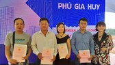 Lãnh đạo công ty trao sổ đỏ cho khách hàng
