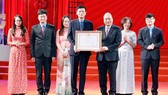 Thủ tướng Nguyễn Xuân Phúc trao tặng Huân chương Lao động hạng nhất cho Báo Lao động. Ảnh: TTXVN