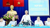 Phó Chủ tịch UBND TPHCM Võ Văn Hoan trả lời báo chí tại buổi họp báo. Ảnh: KIỀU PHONG