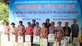 Bà Huỳnh Thị Lan Phương, Phó Tổng Giám đốc Công ty VWS tặng quà cho người dân xã Phong Phú và Đa Phước