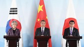 Từ trái qua phải: Ngoại trưởng Hàn Quốc Kang Kyung-wha, Ngoại trưởng Trung Quốc Vương Nghị, Ngoại trưởng Nhật Bản Taro Kono tại Hội nghị Ngoại trưởng 3 bên Hàn - Trung - Nhật tại Bắc Kinh ngày 21-8. Nguồn: Kyodo