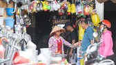 Mua bán tại một hộ kinh doanh cá thể. Ảnh: THÀNH TRÍ