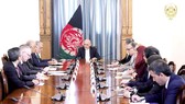 Tổng thống Afghanistan Ashraf Ghani (giữa) trong cuộc gặp với Đặc phái viên Mỹ phụ trách vấn đề Afghanistan Zalmay Khalilzad
