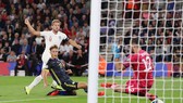 Harry Kane (số 9) trong pha ghi bàn vào lưới thủ môn A. Muric của Kosovo. Ảnh: Daily Mail