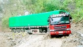 Tỉnh lộ 127 nối 2 huyện Nậm Nhùn - Mường Tè, tỉnh Lai Châu bị ách tắc do sạt lở đất