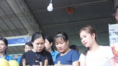 Công nhân tham gia "Ngày hội công nhân -Phiên chợ nghĩa tình" được lựa chọn sản phẩm hàng hoá được ưu đãi về giá. Ảnh: NLĐ