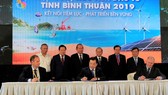 Phó Thủ tướng Thường trực Trương Hòa Bình chứng kiến ký kết thỏa thuận đăng ký đầu tư vào tỉnh Bình Thuận. Ảnh: VGP