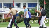 A victim in the attack on two Presidential Security Group vehicles in Mindanao province receives first aid (Photo: EPA/VNA)