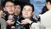 Jun Byung-hu, a former senior secretary to President Moon Jae-in, speaks to reporters after arriving at the Seoul Central District Court for arraignment on Dec. 12. (Yonhap)