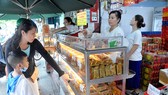 Người tiêu dùng chọn mua bánh Trung thu. Ảnh: THÀNH TRÍ