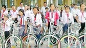 Tặng xe đạp cho học sinh nghèo biên giới