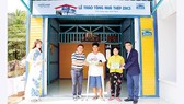 Tôn Zacs và đại lý ủy quyền trao tặng 50 ngôi nhà thép cho người lao động nghèo
