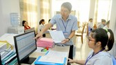 Chuyển thông tin liên thông điện tử từ Văn phòng đăng ký đất đai TPHCM chi nhánh quận 12 tới cơ quan thuế. Ảnh: CAO THĂNG