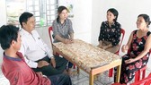 Bà Cao Thị Thiện (bìa phải) trong căn nhà mới được địa phương vận động xây tặng
