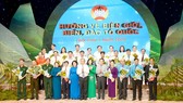 Phó Bí thư Thường trực Thành ủy TPHCM Trần Lưu Quang tặng hoa các cá nhân, tổ chức ủng hộ Quỹ “Vì biển đảo quê hương - Vì tuyến đầu Tổ quốc”