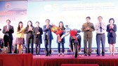 Ông Lê Hữu Hoàng - Chủ tịch Hội đồng Thành viên và Ông Nguyễn Anh Hùng Tổng Giám đốc Công ty TNHH MTV Yến sào Khánh Hòa (người thứ 5 và thứ 2 từ phải qua) trao thưởng cho khách hàng Trần Diễm Hương (Dương Kính, Hải Phòng)