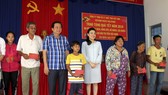 Ông Phạm Văn Rạnh, Ủy viên Trung ương Đảng, Bí thư Tỉnh ủy, Chủ tịch HDND tỉnh Long An và bà Huỳnh Thị Lan Phương, Phó TGĐ Công ty VWS tặng quà tết cho các hộ dân thị trấn Hậu Nghĩa, huyện Đức Hoà, tỉnh Long An