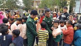 Mang tết đến người nghèo miền Trung