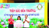 Ông Ngô Thanh Trí - PGĐ Công ty TNHH MTV Xổ số kiến thiết tỉnh Đồng Tháp đại diện nhà tài trợ chính trao học bổng cho em Trần Như