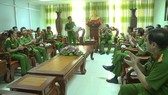 Thiếu tướng Đoàn Việt Mạnh (đứng) đánh giá cao tinh thần trách nhiệm của lực lượng Cảnh sát PCCC và CNCH (Công an TPHCM)