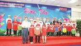 Ông Ni Chih Hao - Phó Tổng Giám đốc điều hành trao giải nhất giải nấu ăn cho đội Pháp chế